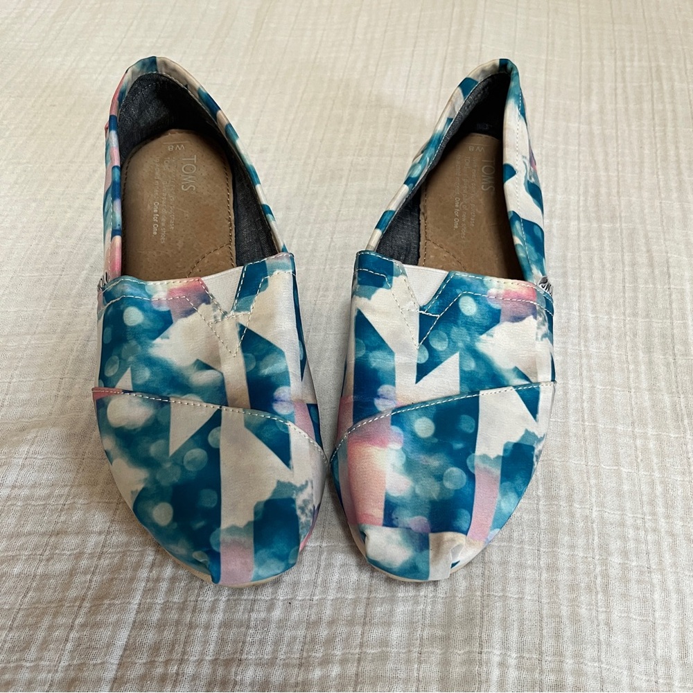 TOMS classics women’s satin blue and pink geometric shapes Slip-On Shoes sz 8